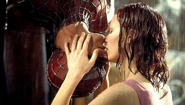 11. Tobey Maguire, Kirsten Dunst ile olan öpüşme sahnesinin berbat olduğunu her fırsatta dile getirir.