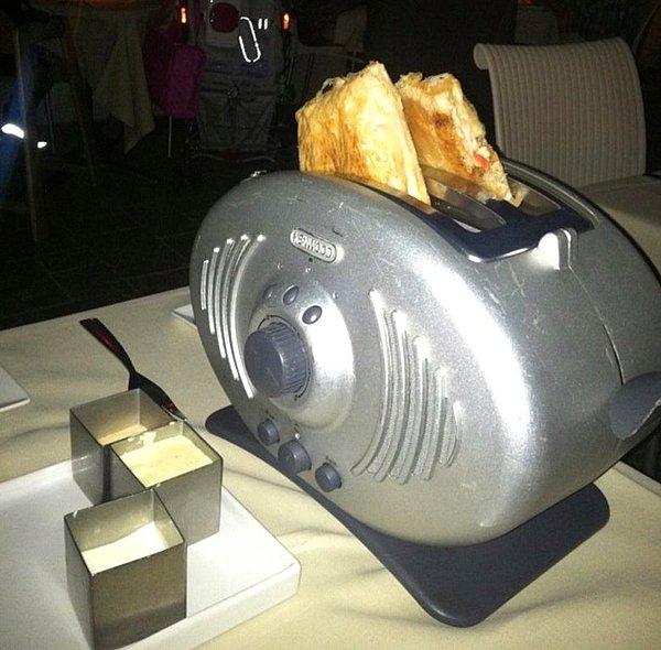21. Kızartma makinesi içinde servis edilen bir tost.