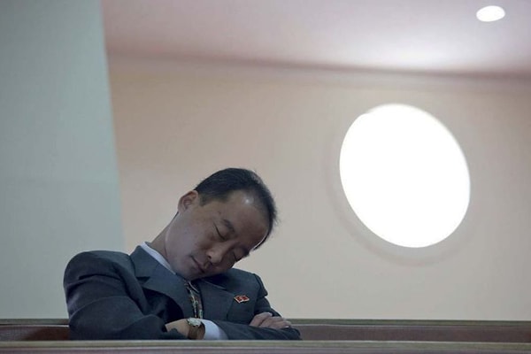 15. Показывать чиновников в плохом свете запрещено. Этот чиновник уснул на скамейке в церкви.