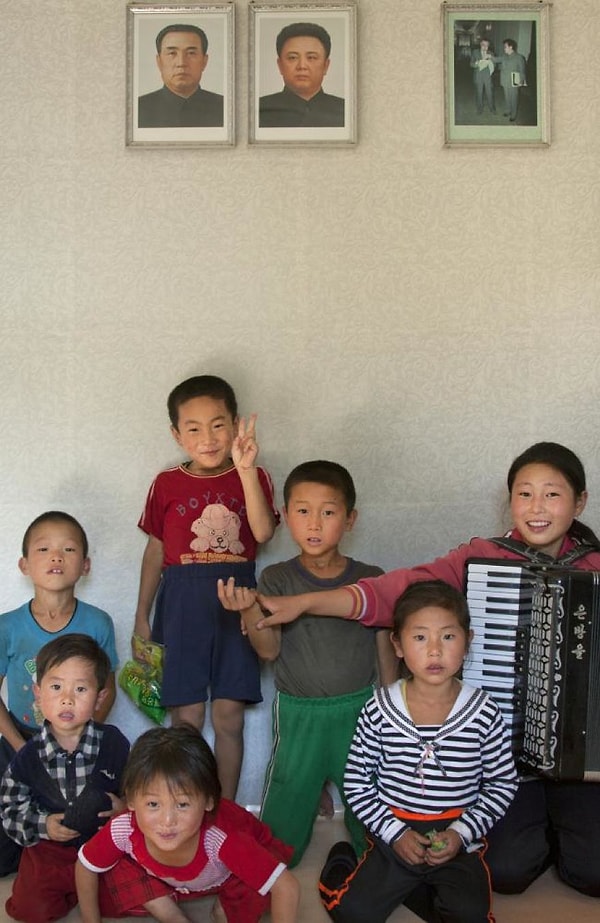 20. Категорически запрещается делать фото, где люди дурачатся на фоне лидеров страны.