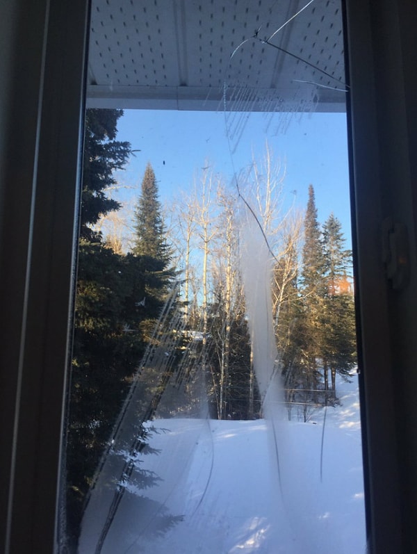 9. Стекло на окнах трескается. Кошмарики 😱