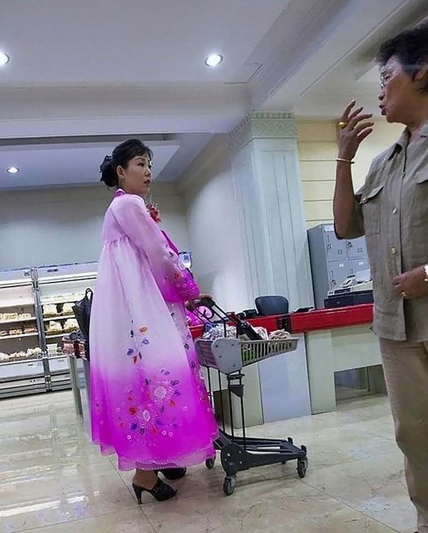 24. В супермаркетах Пхеньяна вы можете найти любую еду и напитки за евро или воны. В продаже даже есть минеральная вода Evian. Но все это может себе позволить лишь элита.