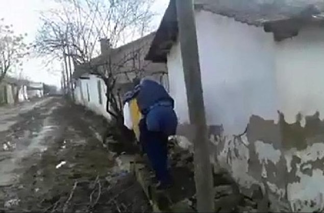 Bu sırada ambulanstaki paramedikler de Tumlu’nun refakatçi olarak yanında bulunan eşine yardımcı oldu.