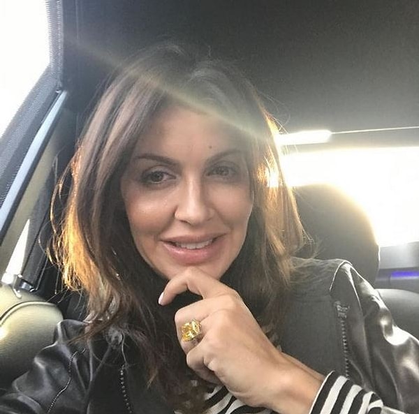 5. В итоге Казьмину пришлось выпроводить из салона вместе с ее двумя детьми, а рейс задержали на 1 час 43 минуты.