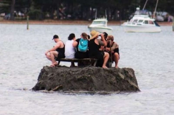 3. Для этого они натаскали песка к устью реки, сформировали насыпь во время отлива и, дождавшись, пока вода окружит островок, заявили, что находятся в международных водах, а значит на них закон не действует.