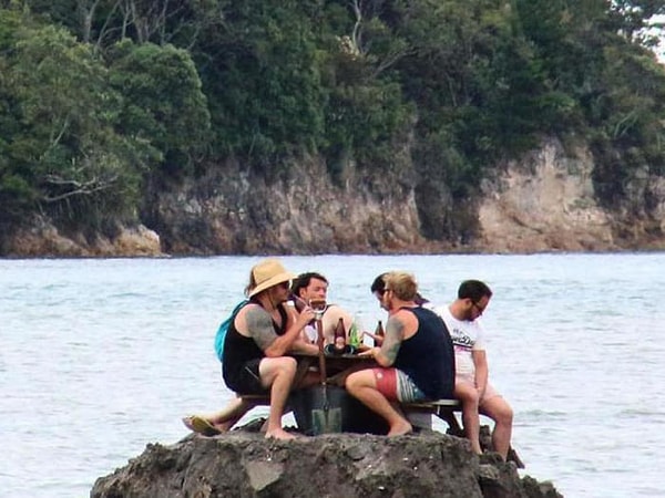 2. Но некая группа людей в городе Тейруа решила все же не отказывать себе в удовольствии распития спиртных напитков на улице в Новый год, а чтобы к ним никто не придрался, они построили свой собственный «алкогольный» остров!