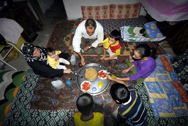 Türkiye'de Her 100 Kişiden 42’si Yer Sofrasında Yemek Yiyor, Zenginler Kırmızı Et, Yoksullar Makarna ile Doyuyor