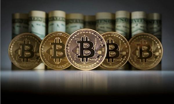 Bitcoin dünyadaki en büyük dijital para ünvanını korurken, Ripple 100 milyar dolara yakın piyasa değeri ile üçüncü sırada bulunuyor. Ripple ve Ethereum arasında ikincilik ve üçüncülük sürekli el değiştiriyor.