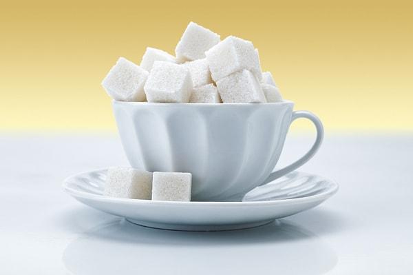 3. Çay kahvede şekerden bir türlü vazgeçemiyorsanız, bardağa önce şeker atın. Ne kadar şeker aldığınızı gözlerinizle görürsünüz ve ister istemez kısmak istersiniz.