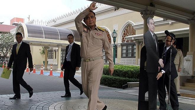 Tayland Başbakanı Yerini Maketine Bıraktı!