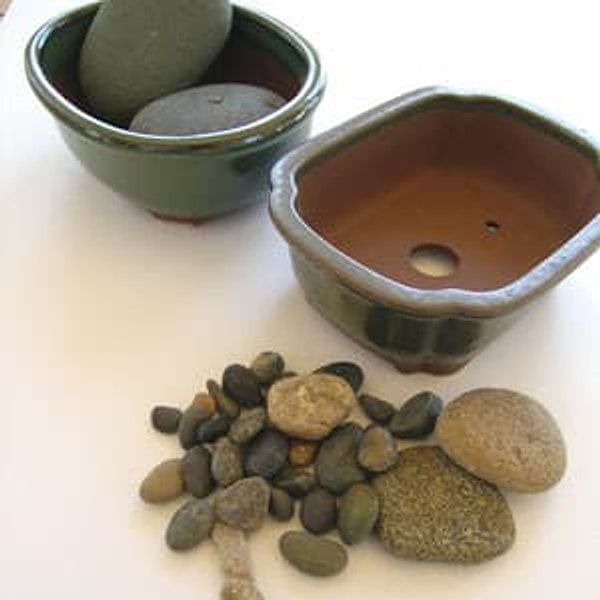 3. Поместите гальку в мыльницу