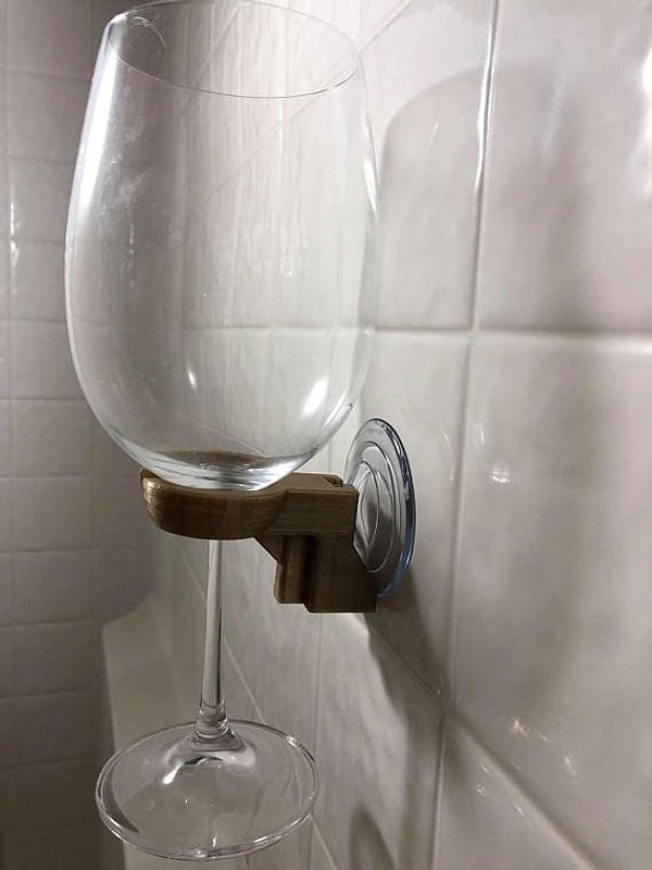 8. Установите держатель для бокалов, чтобы баловать себя, когда принимаете ванну