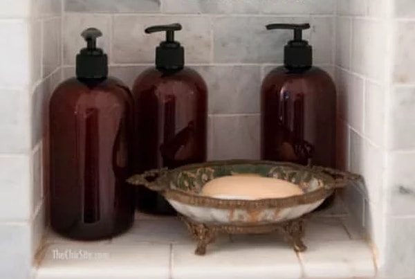 2. Перелейте все косметические средства в специальные бутылочки с дозатором, выполненные в одном стиле