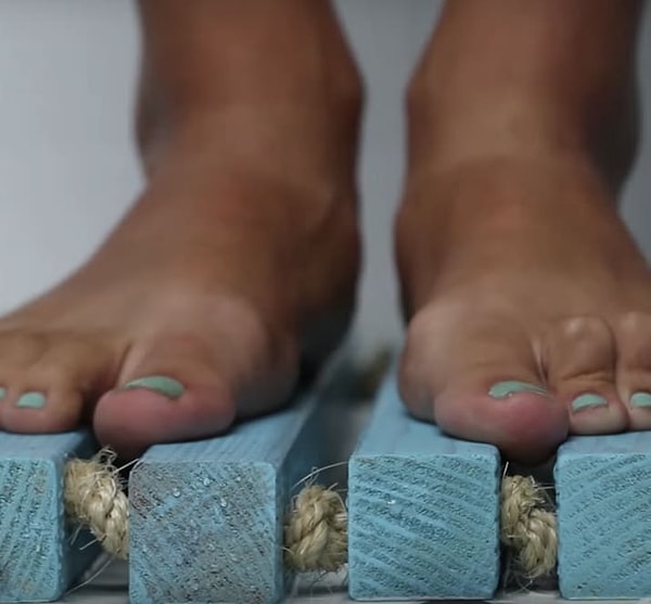 12. Вместо старого коврика начните использовать такой деревянный коврик