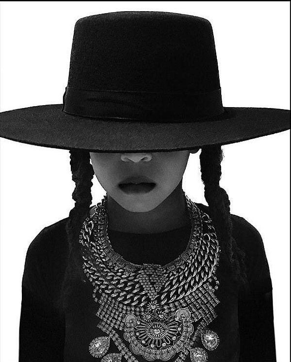 Потому что девочку с раннего возраста учат разбираться во многих вещах не хуже взрослых.