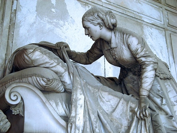 Известно огромным числом высокохудожественных мраморных надгробий.