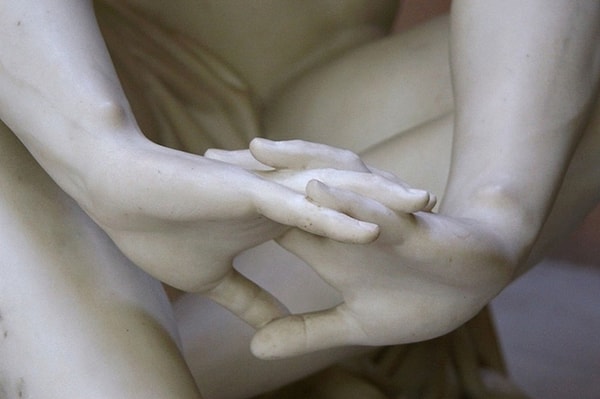 Пальцы рук... Такое выполнение никого не оставит равнодушным.