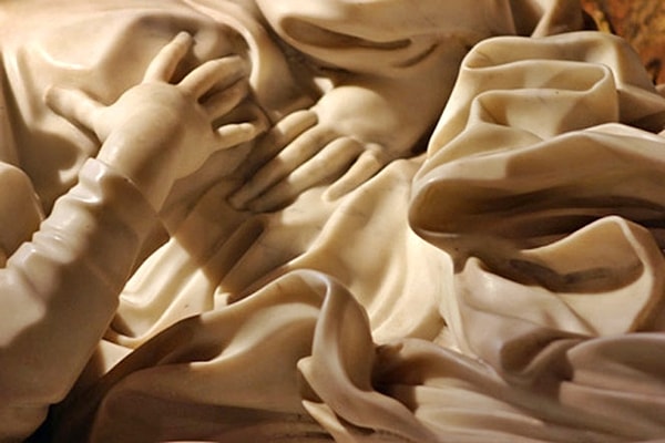 Умирающая возлежит на ложе, укутанная в одежды, в состоянии религиозного экстаза, ожидая нисхождения Святого Духа.