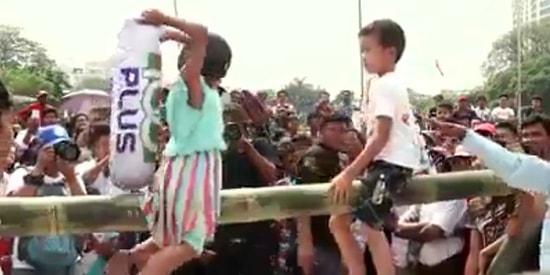 Koca Koca Yetişkinleri Utandıracak Ufaklıktan Asla Pes Etmemeniz Gerektiğini Gösteren Denge Oyunu Zaferi