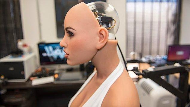 "Yapay zekaya sahip robotun erkek versiyonu üzerinde çalışıyoruz"