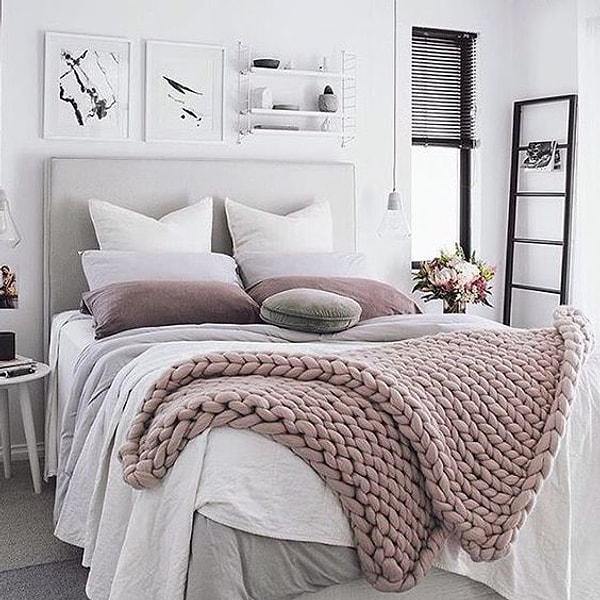 6. Приобретите стильные пледы и покрывала для дома.