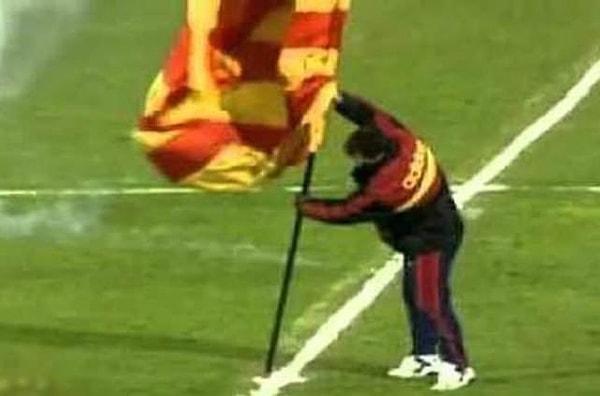 16. 5 Nisan 1996 | Ulubatlı Souness, Fenerbahçe zaferinin ardından Kadıköy Şükrü Saraçoğlu Stadı'nın ortasına Galatasaray bayrağı dikti.