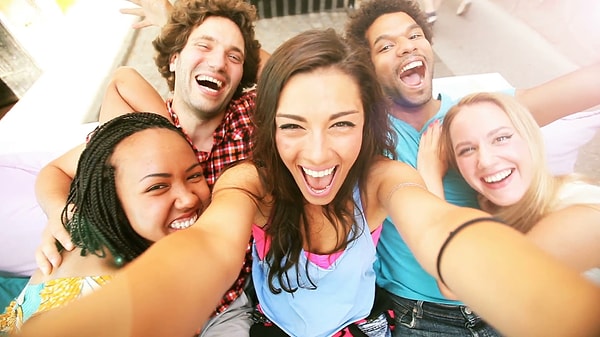 12. Вы официально считаетесь человеком, который делает групповые селфи в вашей компании?