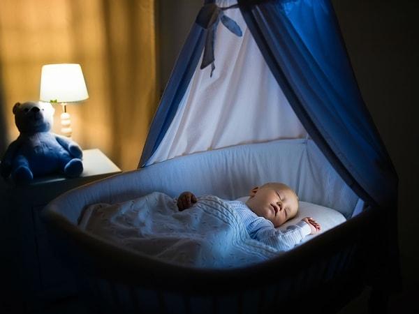 2. Bebeğinizin gece ve gündüzü ayırt etmesi için karartıcılar kullanın.