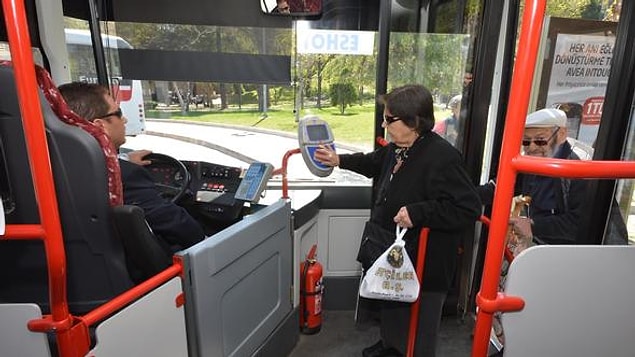 Aslında onları bu kadar çok otobüste, metroda görme sebebimiz, büyükşehirlerde uygulanan 65 yaş kartı ile ücretsiz seyahat edebiliyor olmaları.