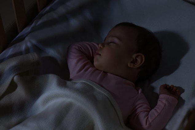 5. Gündüz ve gece uykularını ayırt edebilmesi için odasının aldığı ışığı uygun hale getirin.