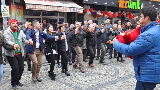 Türküler eşliğinde horon tepen yöre halkı, mahkeme kararını kutladı.