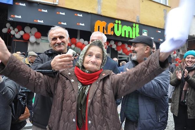 "Dere akıyor dere, kumunu sere sere, al dere götür beni hukuk olduğu yere!"