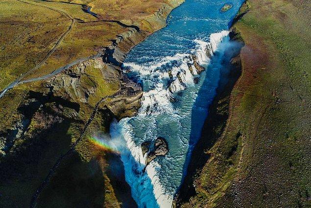 15. İzlanda'nın en meşhur şelalesi Gullfoss, ikişer çağlayan.