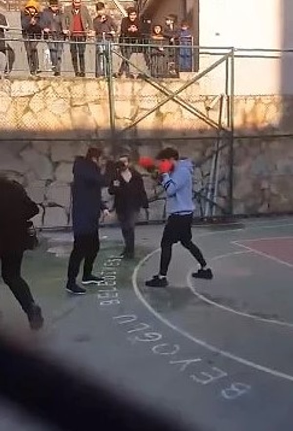 Tüm hazırlıklar tamamlandıktan sonra kamera kayda geçti ve basketbol sahası bir anda ringe dönüştü.