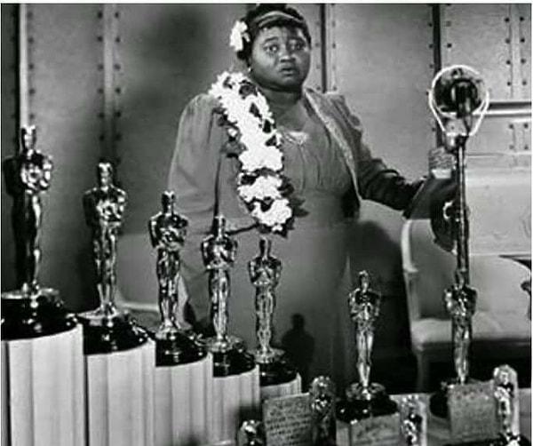 14. Tarih, 1940. Hattie McDaniel, Oscar kazanan ilk siyahi oyuncu. Ödülü törende değil, ayrı bir odada verilmiştir.