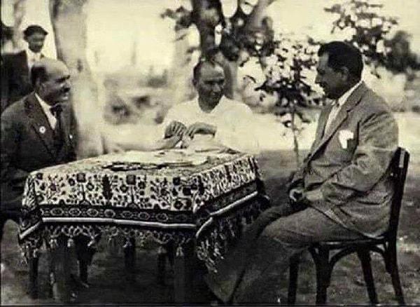22. Yıl, 1935. Cumhurbaşkanı Atatürk, Yalova'da kaldığı köşkte, köylülerin ikramı yufka ve suyla kahvaltısını yapıyor.