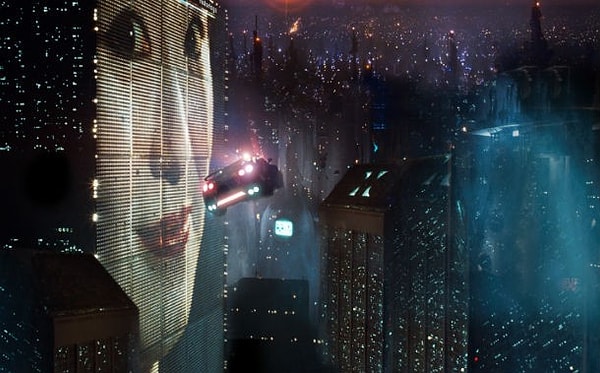 12. Blade Runner'daki LED panolar oldukça yeni birer buluş olmalarına rağmen filmde birçok kez görülüyordu.