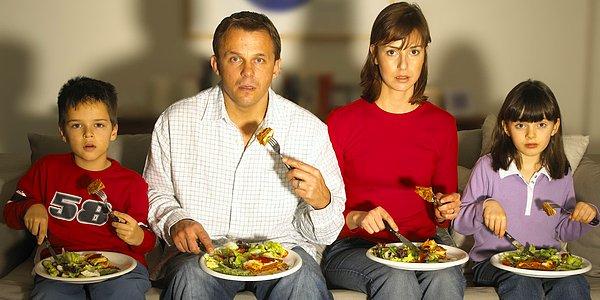 Televizyonun önünde yemek yemek obez olma ihtimalinizi arttırır.