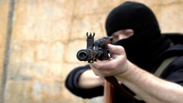7. Korsanlar kimseye zarar vermek istemediklerini, sadece istediklerinin yapılmasını, sonra herkesin hayatına sağ salim devam edeceğini söylediler. Bu arada gözden kaybolup plan yapmak için güzel fırsat olduğunu fark ettin. Ne yapacaksın?
