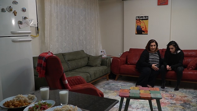 Her şey; bir dergide köşe yazarı olan, kadın ve hayvan hakları savunucusu Simay, özel bir şirkette çalışan hobi olarak da fotoğrafçılık yapan, organ nakline ihtiyacı olan insanlar için mücadele veren Alter ve Eskişehir Emniyet Müdürlüğü Cinayet Şubesinde Komiser Yardımcısı olan Giray arasında geçmektedir.