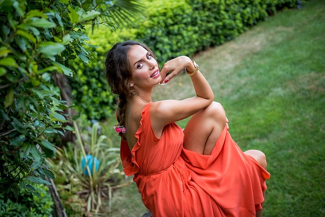 Biri güzelliği dillere destan, Balkanların pop divası olarak anılan yabancı gelinimiz Emina Jahović Sandal!