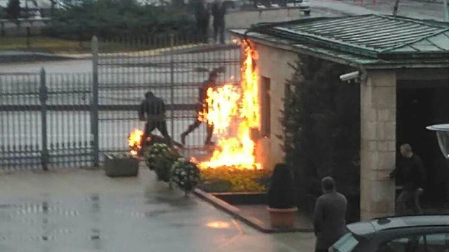 İnşaat işçisi olarak çalışan S.A., benzini başından aşağı döktükten sonra çakmağı ateşledi.