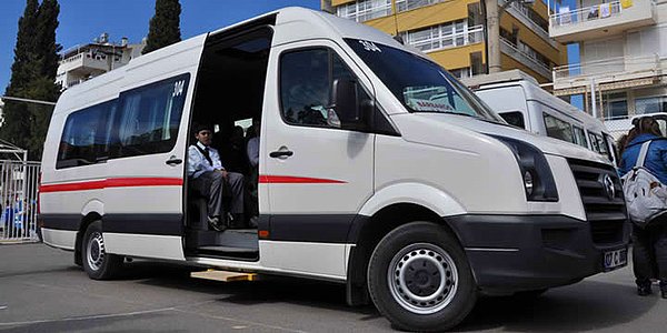 Bugün de basına yansıyan habere İzmir'de bir çocuk serviste uyuyakaldı. Görevlilerin fark etmediği çocuk akıllı saati sayesinde kurtuldu.