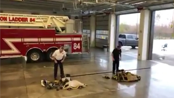En Hızlı Kıyafet Giyme Yarışına Giren İki İtfaiyecinin Eğlenceli Anları