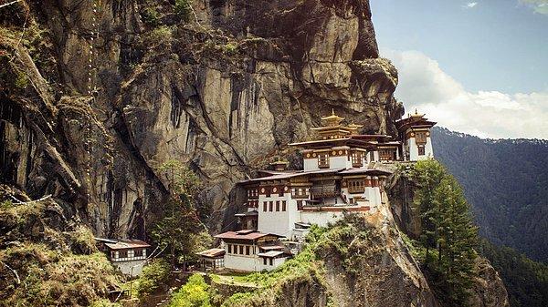 1. Dağlıklarla çevrili bir Himalaya ülkesi olan Butan kullandığı Milli Mutluluk Endeksi ile ilgileri üzerine topluyor.