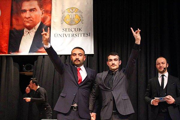 Selçuk Üniversitesi’nde eğitim gören bir grup üyesi genç, geçen 3 Ocak günü, Alaeddin Keykubat Kampüsü Süleyman Demirel Kültür Merkezi’nde sanatçı Ali Kınık’ın katıldığı konser düzenledi.