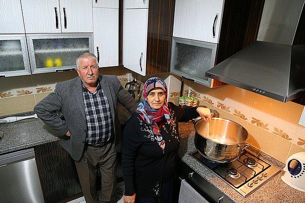 Lokman Yıldız, eşinin yaptığı 150 kişilik çorbayı, haftanın 3 günü sabah erken saatlerde hayır için hastane önünde vatandaşlara dağıtıyor.
