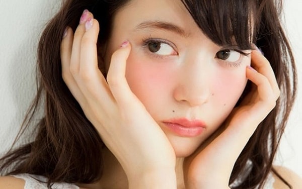 Поэтому японки в будние дни предложили ограничиваться только румянами. На обе щеки. Почти до глаз.