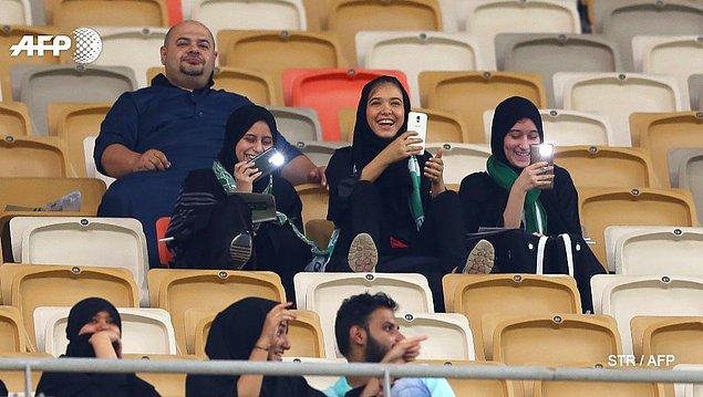 Cidde kentindeki Kral Abdullah Stadyumu'nda oynanan karşılaşmayı, futbolsever kadınlar yanlarında erkek akrabaları olması şartıyla seyredebildi.