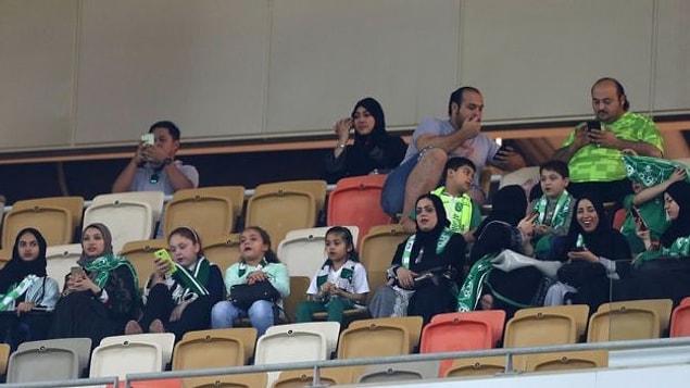 Kadınlar maçları stadyumda kendilerine ayrılan, eşleri ve çocukları ile ya da yalnız olarak oturabilecekleri özel bölümlerden izleyecek. Bu bölümlerde oturan kadınlara erkeklerin eşlik etmesi koşulu aranmayacak.